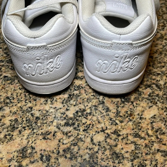 Nike - Picture 3 of 5